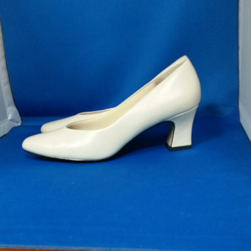Candid Statements Bone Leather pump. Size 6-1/2m.